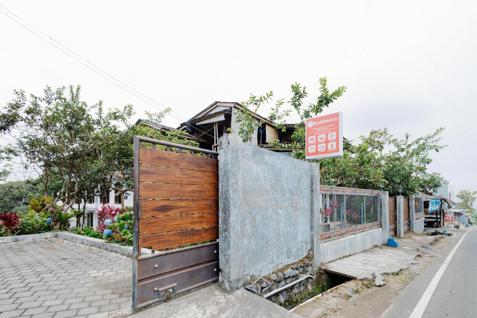 Reddoorz Syariah At Wisma Djokorio Poncokusumo Malang Exteriér fotografie