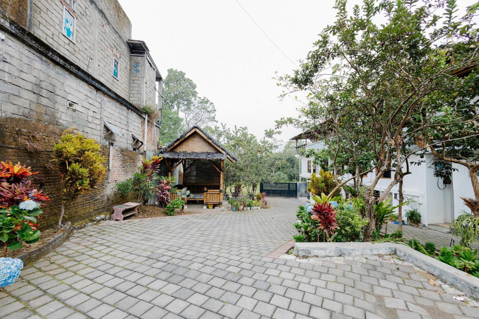 Reddoorz Syariah At Wisma Djokorio Poncokusumo Malang Exteriér fotografie