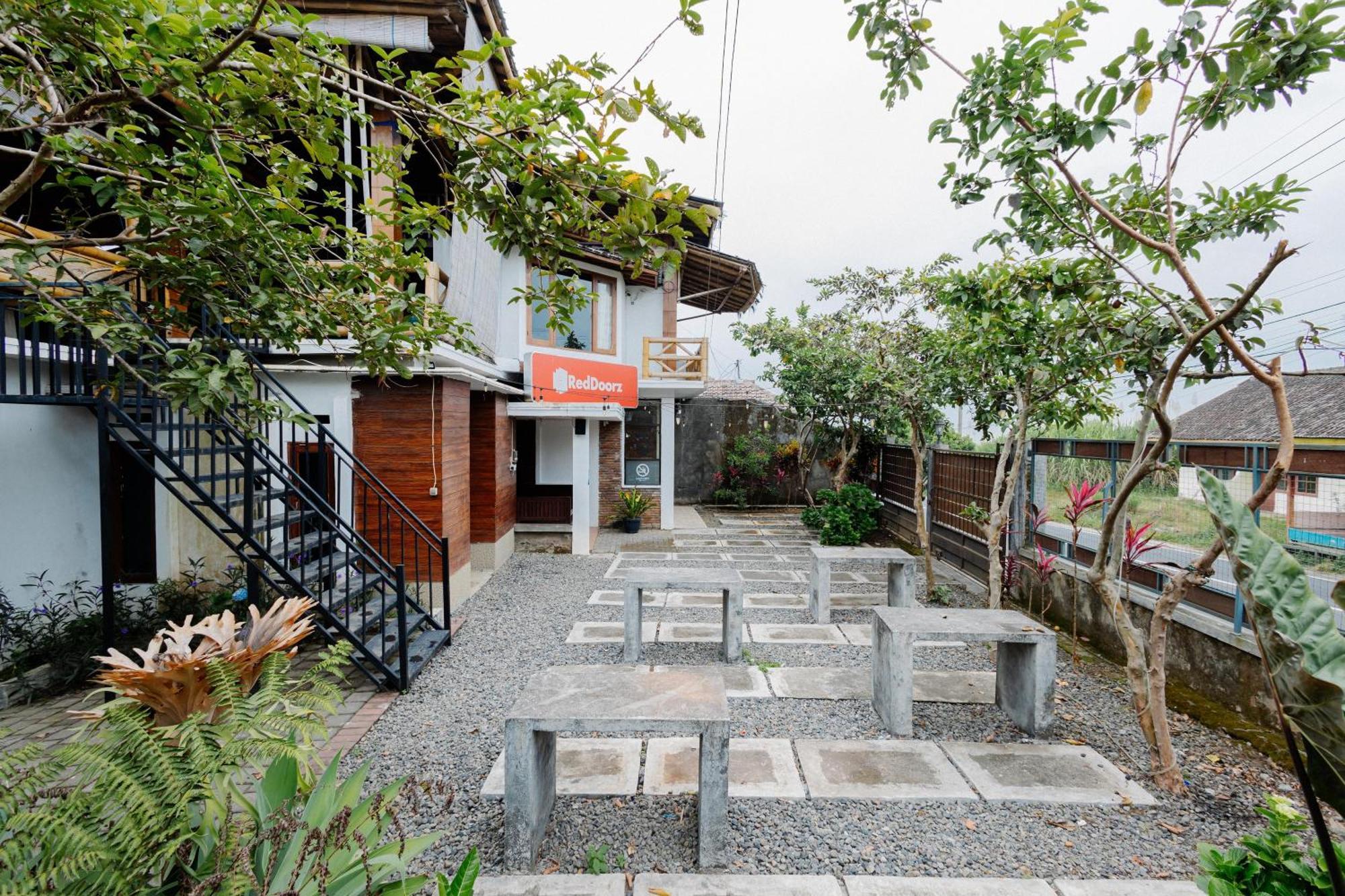 Reddoorz Syariah At Wisma Djokorio Poncokusumo Malang Exteriér fotografie