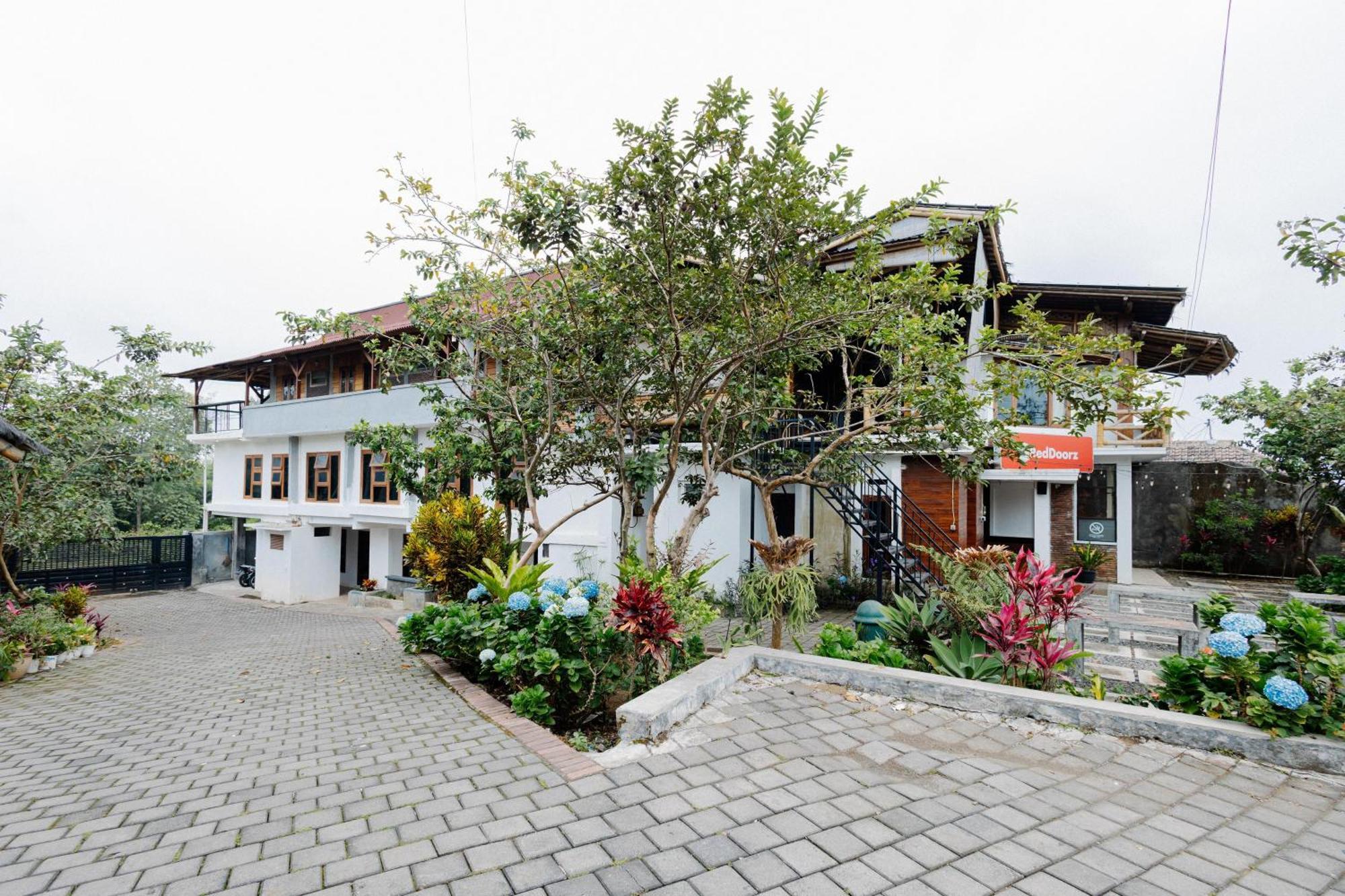 Reddoorz Syariah At Wisma Djokorio Poncokusumo Malang Exteriér fotografie