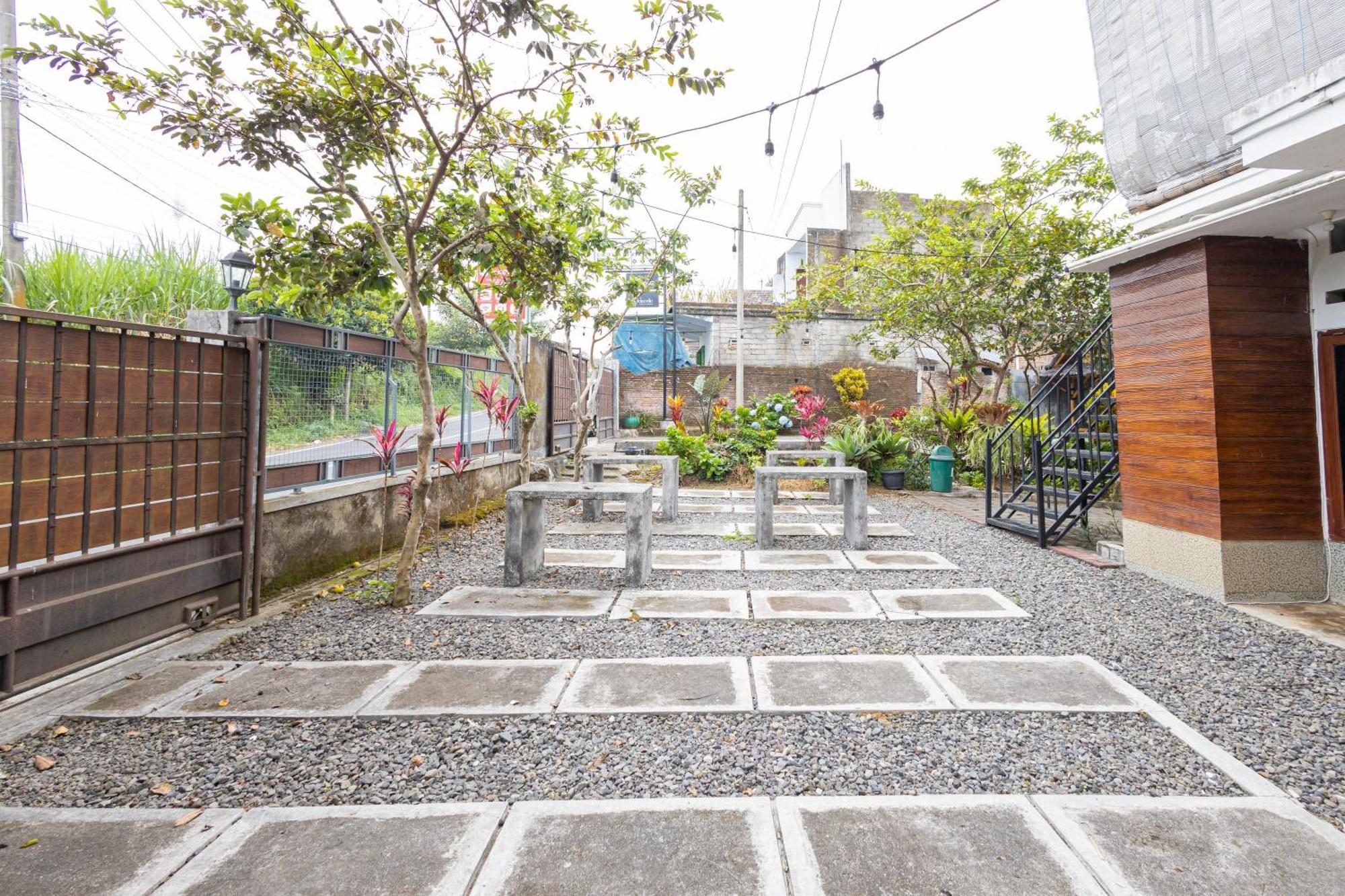 Reddoorz Syariah At Wisma Djokorio Poncokusumo Malang Exteriér fotografie